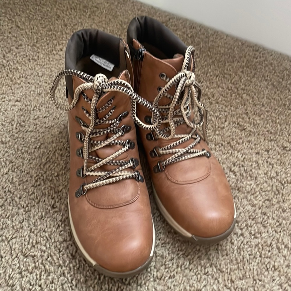 Women’s lace up ankle boot - size 9.5